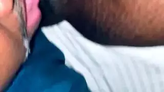 الملكة السمراء تحصل على لعق كسها المحلوق بقوة حتى تبلغ النشوة
