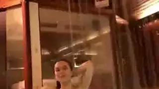 امرأة خبيرة شهوانية تفضل القضبان الصلبة الشابة للبلع العميق