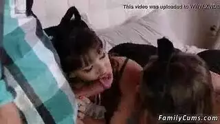 ثلاثية سحاقية شابة تقبيل عميق باللسان وجِماع