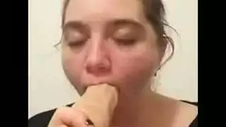 يتزعم مطاردة في سن المراهقة ضئيلة في سن المراهقة بجد في الحمار مفتوحة على مصراعيها، بينما يئن