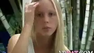 الفتيان المتأنثون الأشقر الخاضعون يخضعون لجماع شرجي مزدوج في المخزن